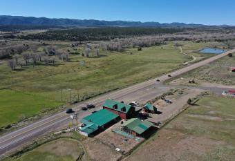 Coddiwomple Cottage, Bryce Canyon allows 18 year olds to book a room