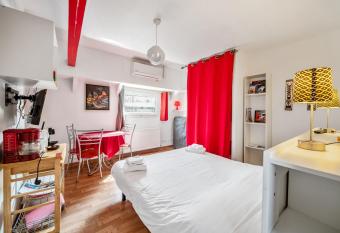 Studio Peniche au coeur de Lyon pour 2 personnes, insolite et calme has Balcony rooms