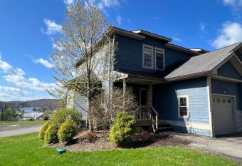 Dubla Vedere - Lake View - Hot Tub - Fire Pit - Sleeps 9 has rooms with a private hot tub