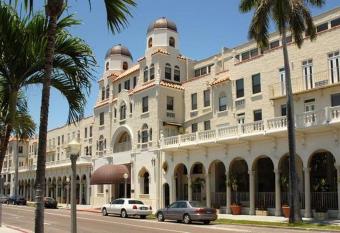 Tropical Palm Beach Wifi 2bedroom 2bathroom Outdoorpool Beach Garden allows 18 year olds to book a room