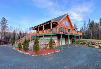 Cozy modern log cabin in the White Mountains - AC - granite - less than 10 minutes from Bretton Woods has Balcony rooms