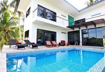 2 Bays Villa has Balcony rooms