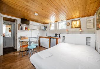 Studio insolite sur Peniche, Le Carre, au coeur De Lyon has Balcony rooms