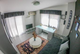 Piraeus Urban Paradise L allows 18 year olds to book a room