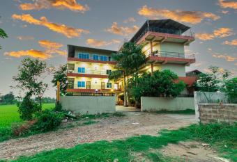 Sauraha Boutique Resort has Smoking/Balcony rooms