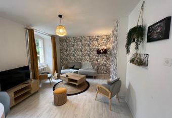 Ca s est pass      la Cour-Aux-Moines has Balcony rooms