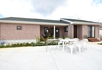 Guest House Kanagusuku -                                   allows 18 year olds to book a room