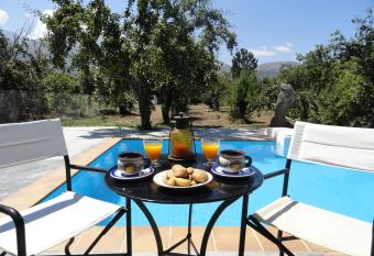 Zeus House has Balcony rooms