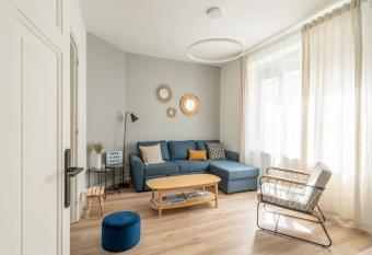 Paisible maison et jardin    proximit   des remparts has Balcony rooms