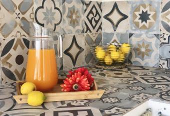 CASITA IRIS allows 18 year olds to book a room