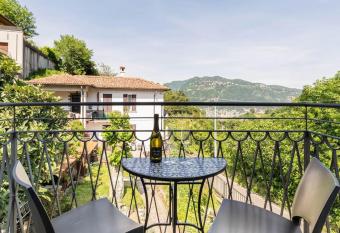 Garibaldi s Apartment has Balcony rooms