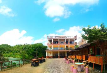 Airusxander Front Beach Resort has Balcony rooms