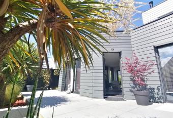 C  t   Baie allows 18 year olds to book a room