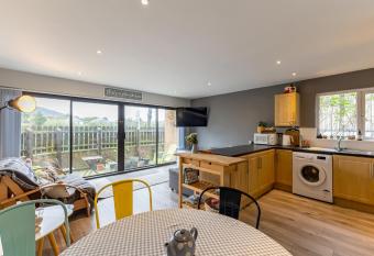 Central Apartment 3B allows 18 year olds to book a room