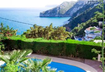 Panorama del Mar allows 18 year olds to book a room