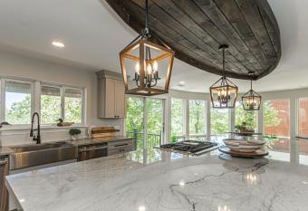 Mountain Top Mansion ~ Incredible Views ~ 10 Person Hot Tub - Beach Access! has Balcony rooms