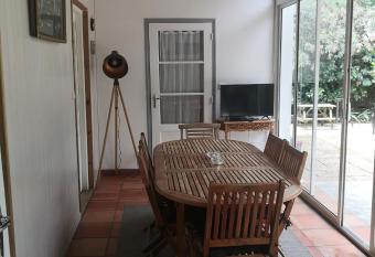 Maison avec parc    deux pas de la plage allows 18 year olds to book a room