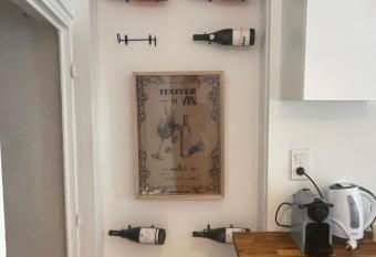 D   une porte    l   autre allows 18 year olds to book a room