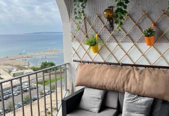 SYLVIA - STUDIO VISTA MAR allows 18 year olds to book a room