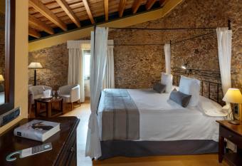 Es Portal Restaurant i Hotel Boutique - Adults only allows 18 year olds to book a room