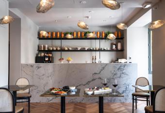 H  b   Hotel allows 18 year olds to book a room