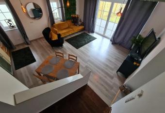 Schicke neue Ferienwohnung allows 18 year olds to book a room