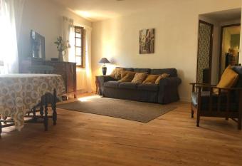 Jasmin 1 Jeanne d Albret allows 18 year olds to book a room