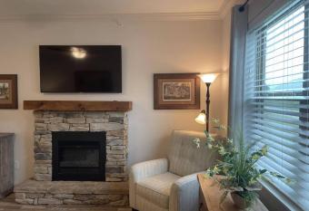 Cades Cove Peaceful Place with Fireplace has Balcony rooms