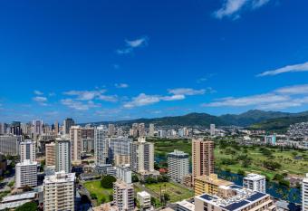 32nd Floor Ocean View, 1 Block to the Beach, Free Parking has rooms with a private hot tub