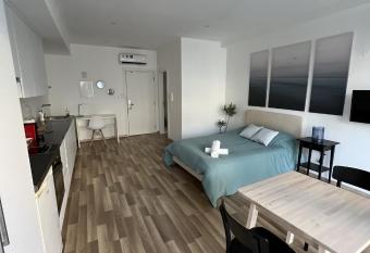 Town Hall Studio City Centre has Balcony rooms