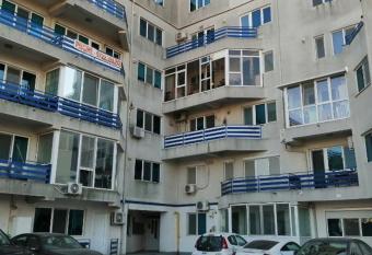 MAMAIA NORTH APARTAMENT has rooms with a private hot tub