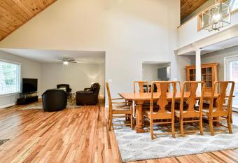 Black Mountain Beauty has rooms with a private hot tub