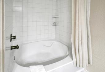 Cozi Cottage with Courtyard! - 2 Min to Wineries! has Balcony rooms