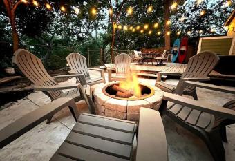 CASA VERDE Kitchen, Deck, KQFT Beds, Volleyball, Firepit has Balcony rooms