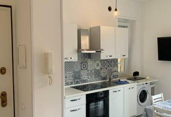 Appartamento ristrutturato a nuovo 50 mt dal mare has Balcony rooms