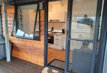 Charming NEW Tiny House ~ Lockyer Valley Gatton has Balcony rooms