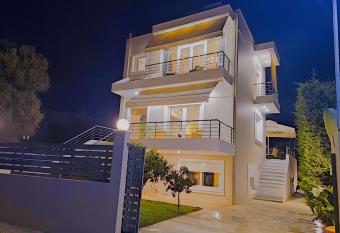 The Bright House a two story maisonette in Loutraki has Balcony rooms