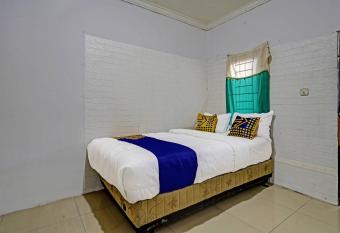 SPOT ON 91330 City Munigar Residence Syariah allows 18 year olds to book a room