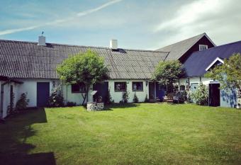 Villa Vemmentorp -   ppelblomsvillan 6 min fr  n havet has rooms with a private hot tub