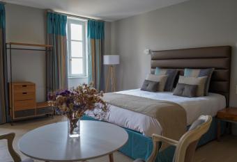 LA VILLA has rooms with a private hot tub