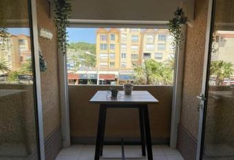 Charming apartment for 4 near the sea has Balcony rooms