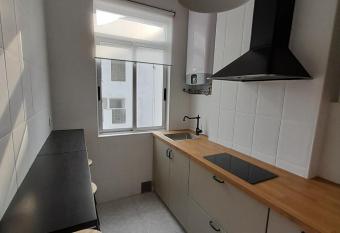 Apartamento completamente equipado Plaza de Espa  a allows 18 year olds to book a room