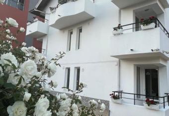                          CANAVAN S has Balcony rooms