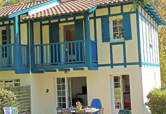 Bright 50 M For 6 With Balcony And Garden has Balcony rooms