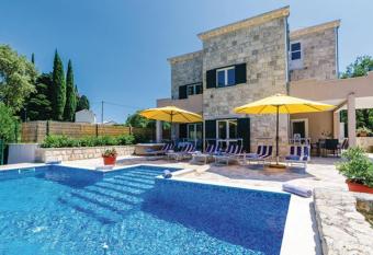 Villa Petmat has rooms with a private hot tub