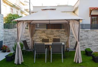 Casa d  Irene near airport, 200 mtrs from the beach, Artemis center allows 18 year olds to book a room