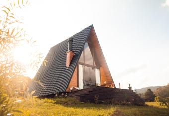 Chal   rom  ntico com banheira de hidromassagem e lareira has rooms with a private hot tub