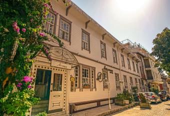 Avicenna Hotel allows 18 year olds to book a room