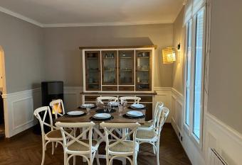 Jolie maison proche des commerces et de la plage has Balcony rooms