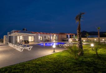 Elite Kalathos Villa has rooms with a private hot tub